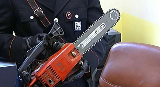 Arcevia - Si barrica in casa con una motosega: bloccato dai Carabinieri